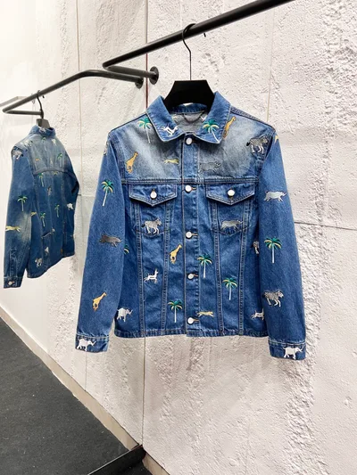 LOUIS VUITTON SS26 Pharrell Collaboration Animal Embroidery Single-Breasted Notch-Lapel Relaxed Denim Jacket