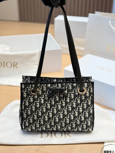 Small Tote Bag with Oblique Bow Pattern