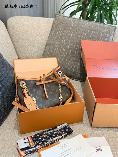 LV Carryall BB Chain Bag