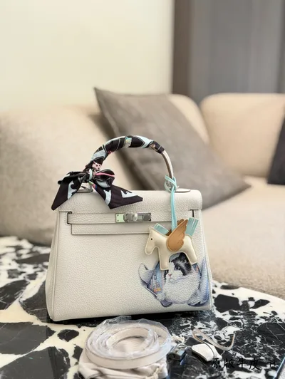 HERMES Kelly25 Milk Shake White Handbag