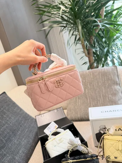 Chanel26s Spring/Summer New Chanel Chain Makeup Box Black Gold