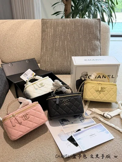 Chanel26s Spring/Summer New Chanel Chain Cosmetic Case Black Gold