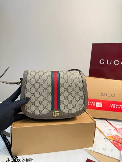 GUCCI Large Saddle Bag in Cowhide Leather