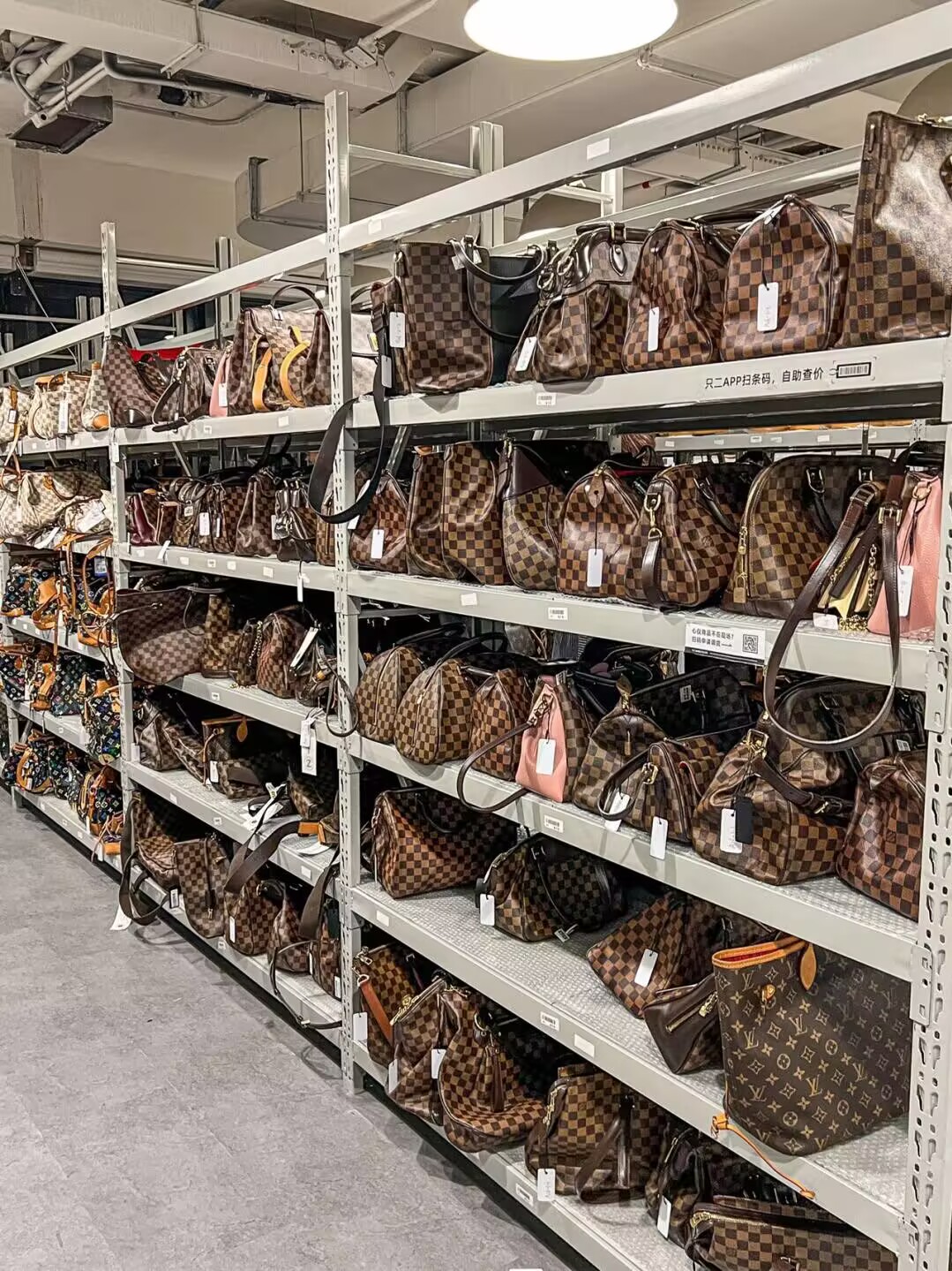 Fashion bags selection for retail buyers